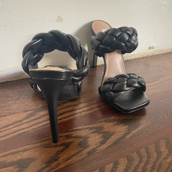Brand new black branded Steve Madden heels. Size 6.5 - Picture 2 of 3